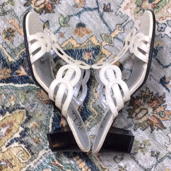 🦚 LIFE STRIDE ‘Swirl’ White Pale Croc Printed Block Kitten Heel Sandals - Picture 6 of 8